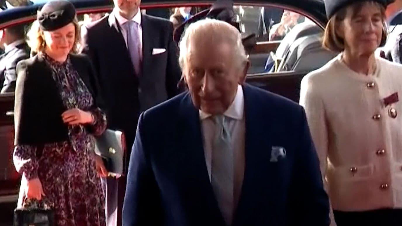 Carlos III: Multitud le Grita “No es Mi Rey”