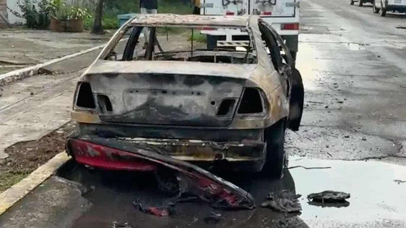 Fuego Consume Vehículo Estacionado en la Unidad Habitacional El Jobo en Veracruz