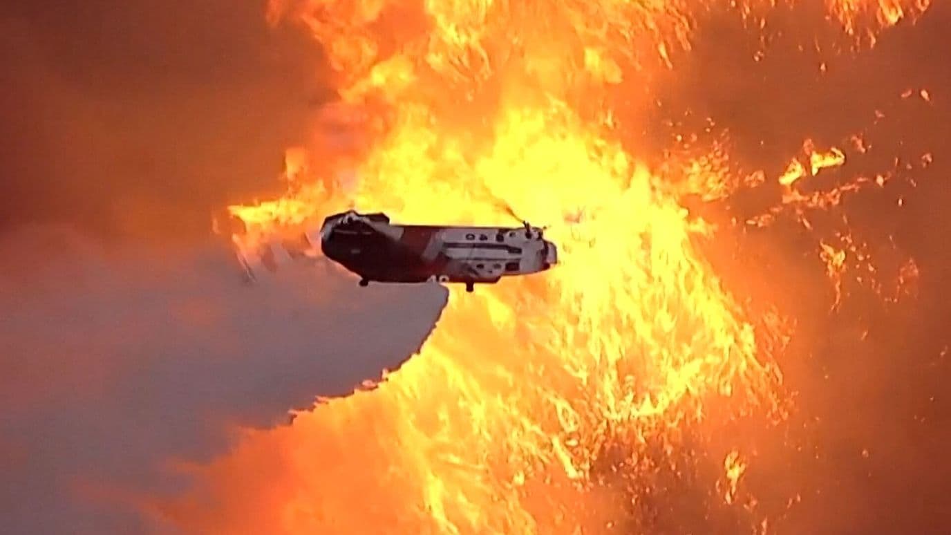 Combaten desde el Aire el Incendio en Malibú