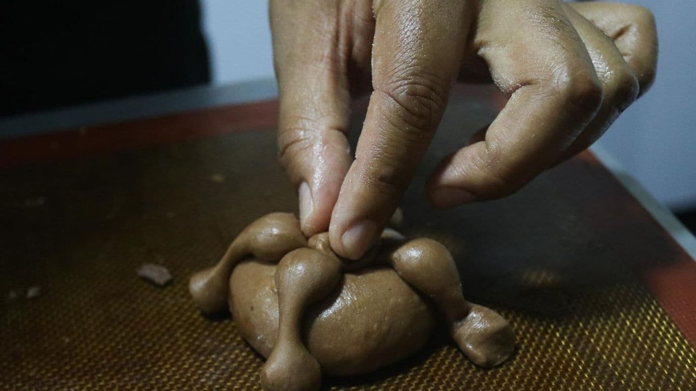 El Pan de Muerto: Cómo Preparan el Antojo de la Temporada