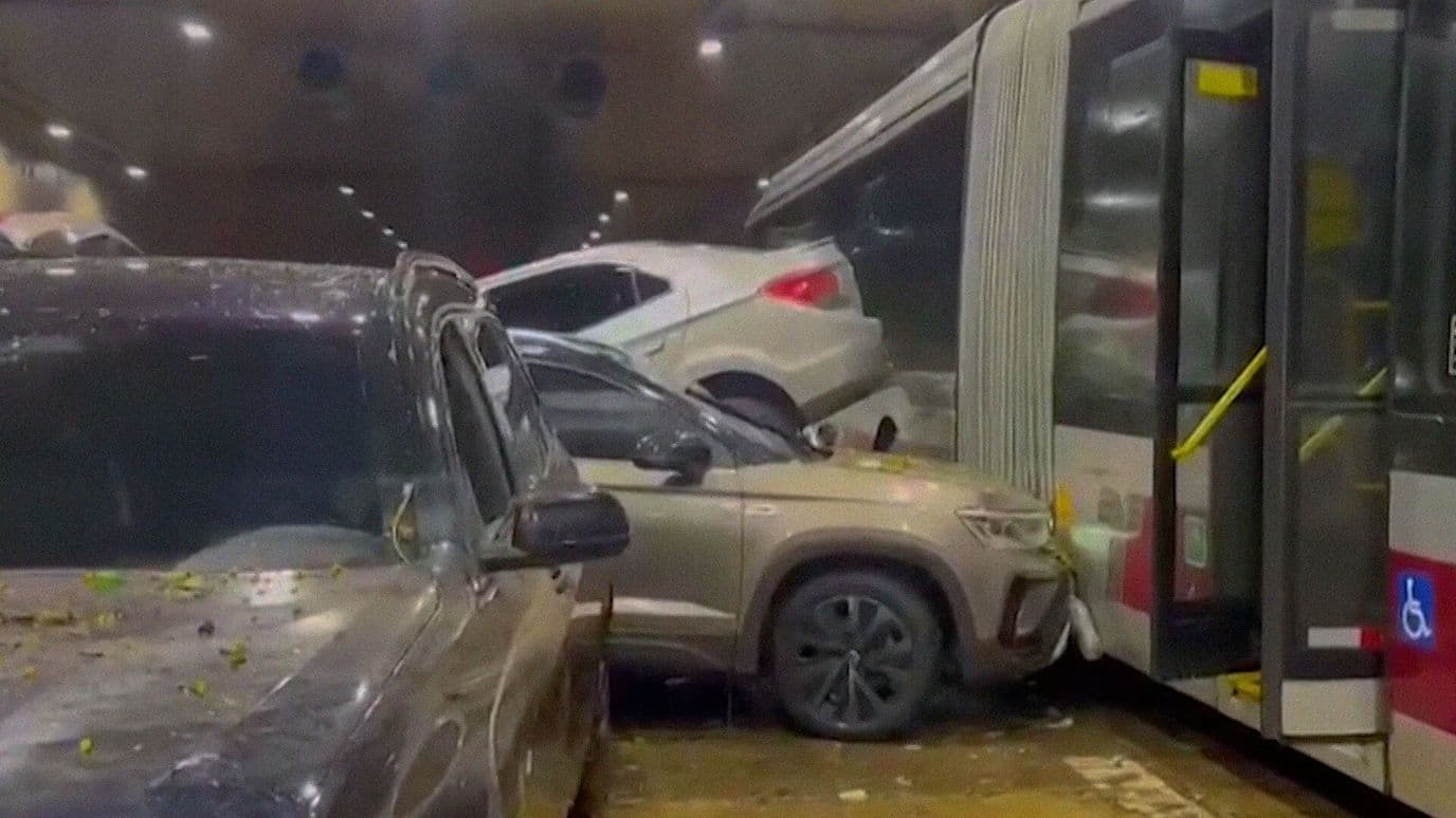 Autos Arrastrados en un Túnel por Inundación