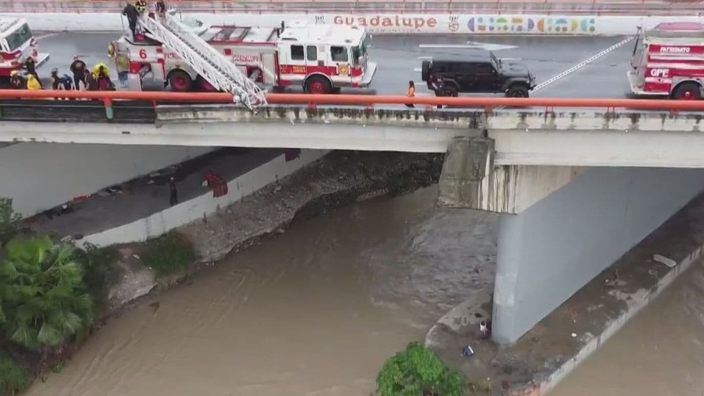 Rescatan a Hombre de Corriente del Río Santa Catarina en Guadalupe, NL