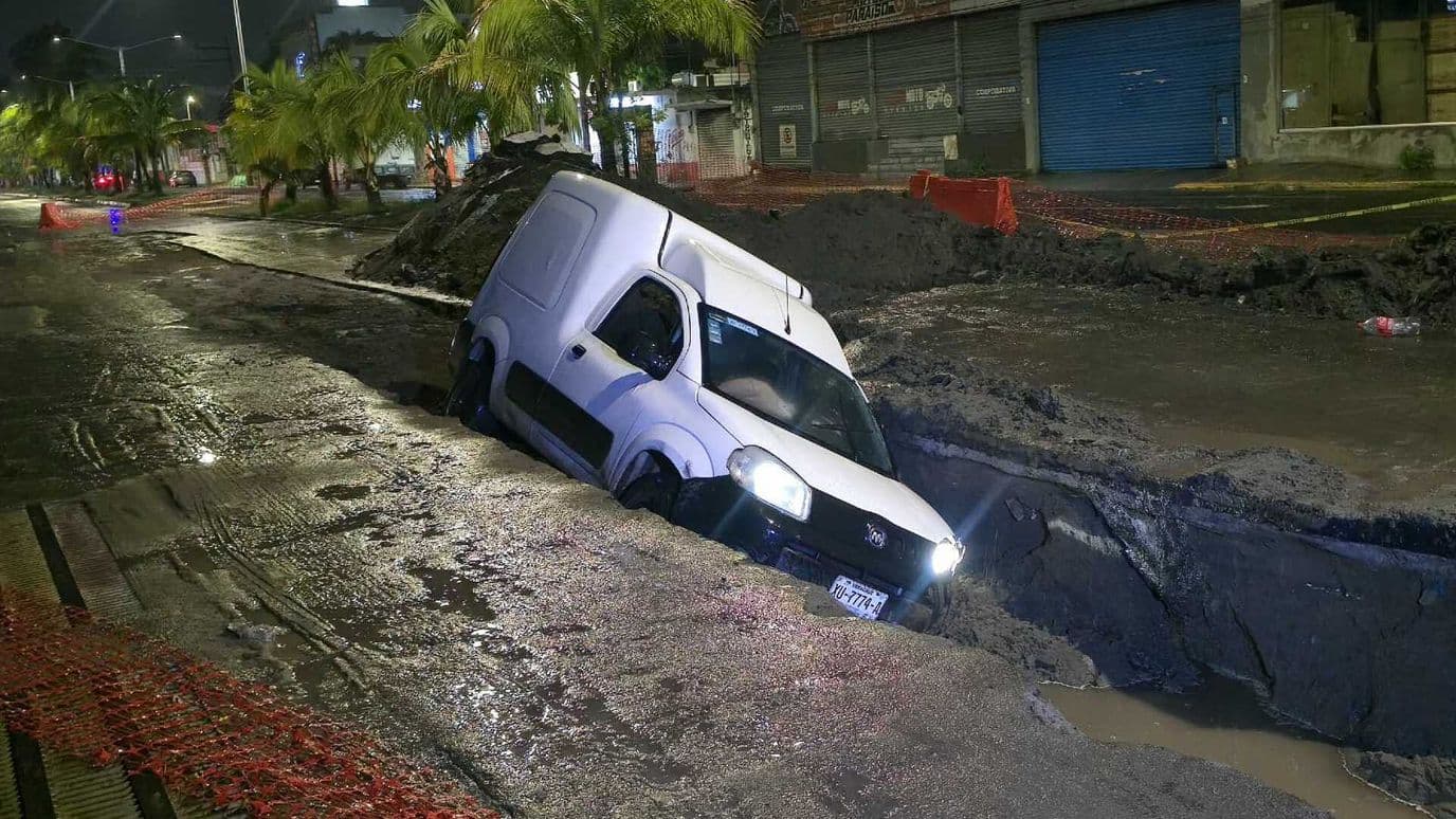 Vehículo Cae en Zanja de Obras Hidráulicas en la Avenida La Fragua en Veracruz