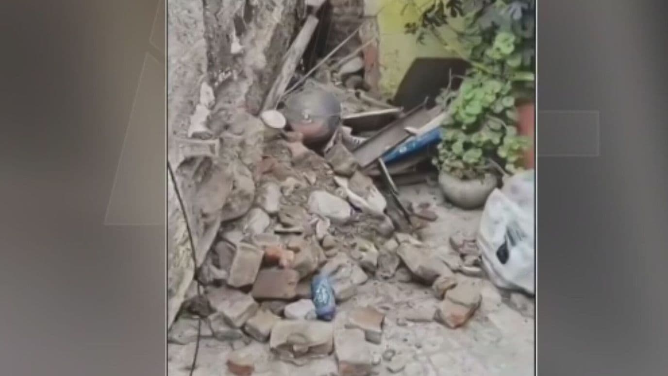 Derrumbe en la Morelos: Colapsa Techo de Vivienda y Cae Sobre un Adulto Mayor