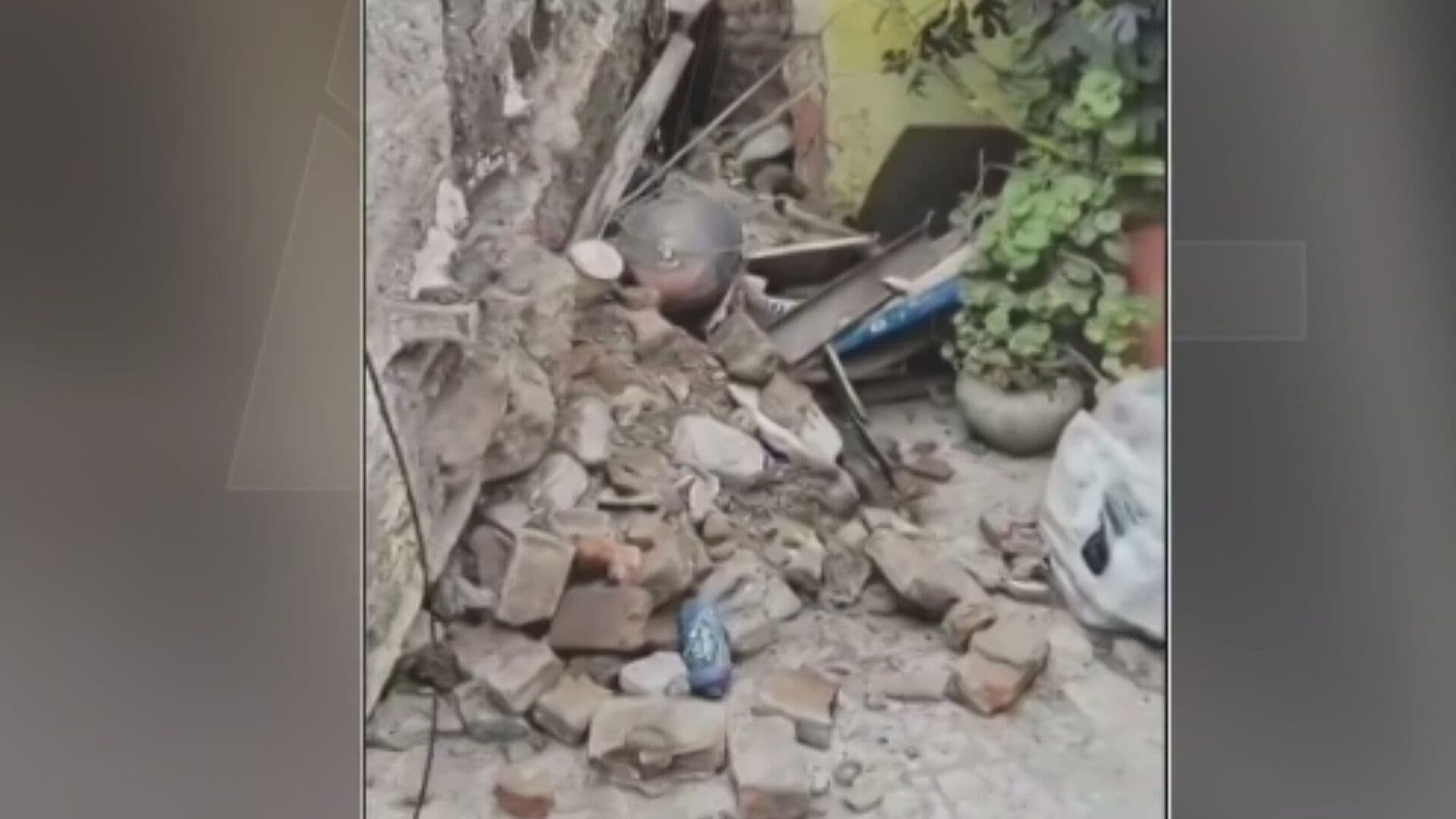 Derrumbe en la Morelos: Colapsa Techo de Vivienda y Cae Sobre un Adulto Mayor