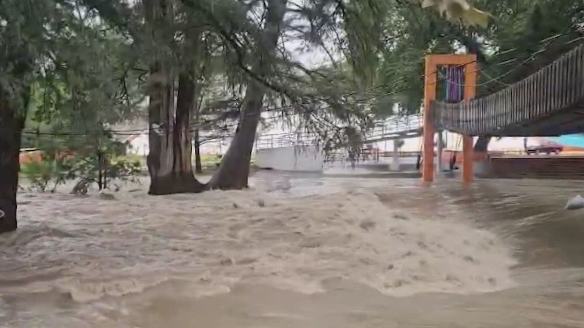Crece Cauce en el Río La Silla en Parque Tolteca en Guadalupe, NL