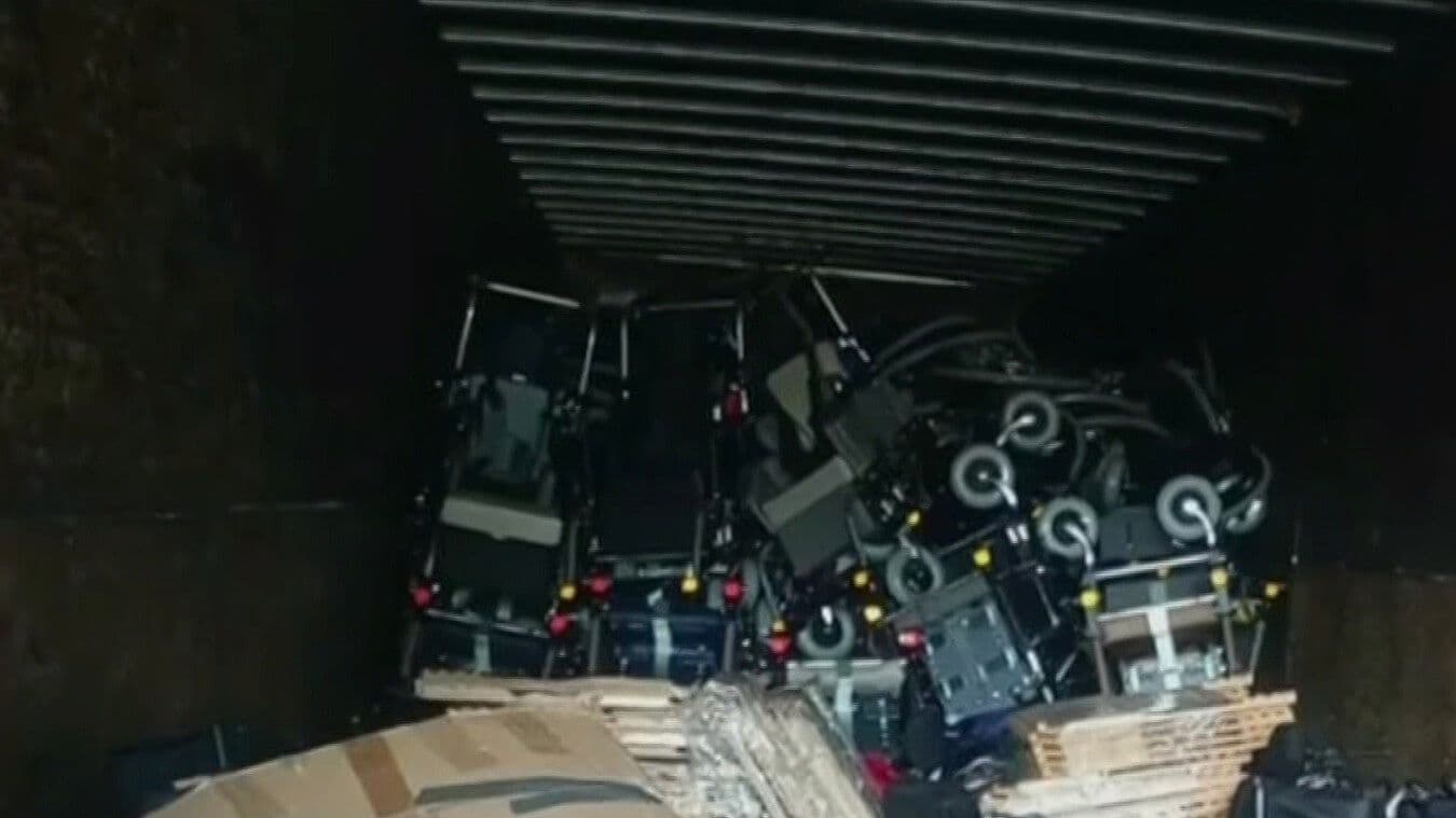 Roban Tráiler con 250 Sillas de Ruedas en Puebla