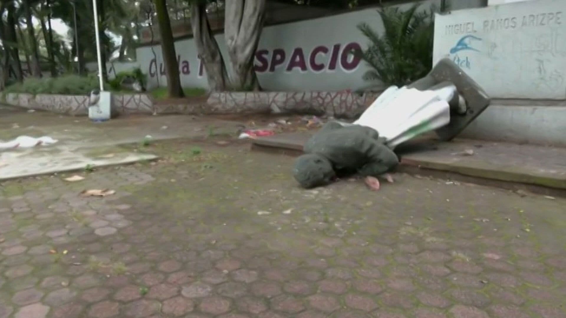 Video | Hombre Derriba Estatua de Político en la Alcaldía Venustiano Carranza