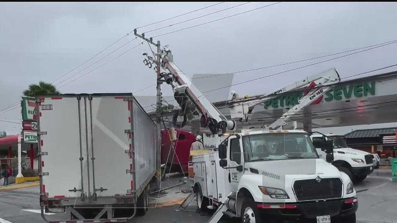 Tráiler Tumba Poste de Luz Sobre Gasolinera y Hacen Paro de Emergencia en San Pedro