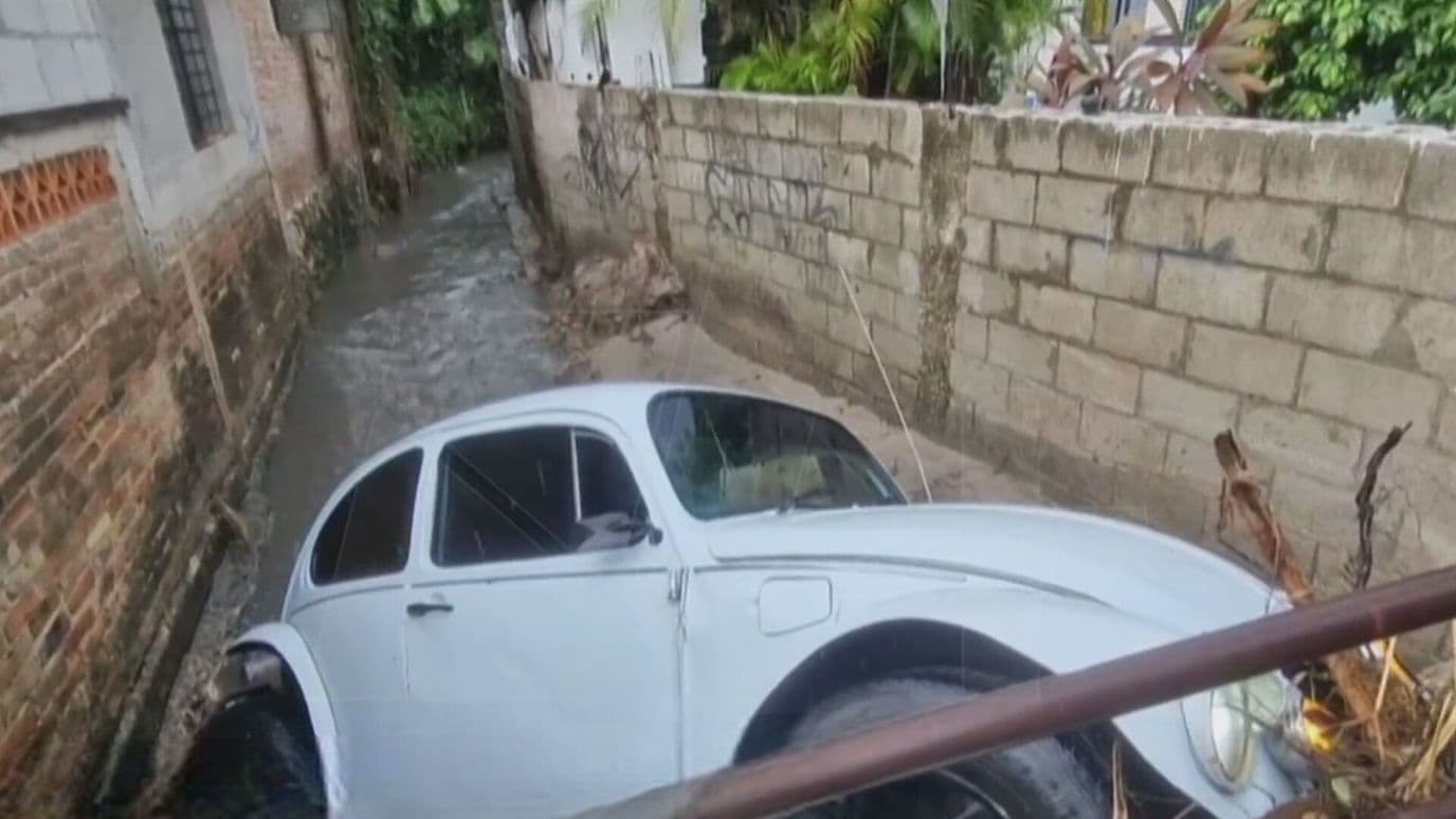 Vehículo es Arrastrado por la Corriente de un Canal en Tamaulipas