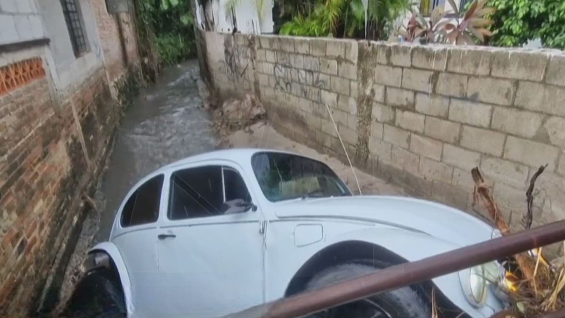 Vehículo es Arrastrado por la Corriente de un Canal en Tamaulipas