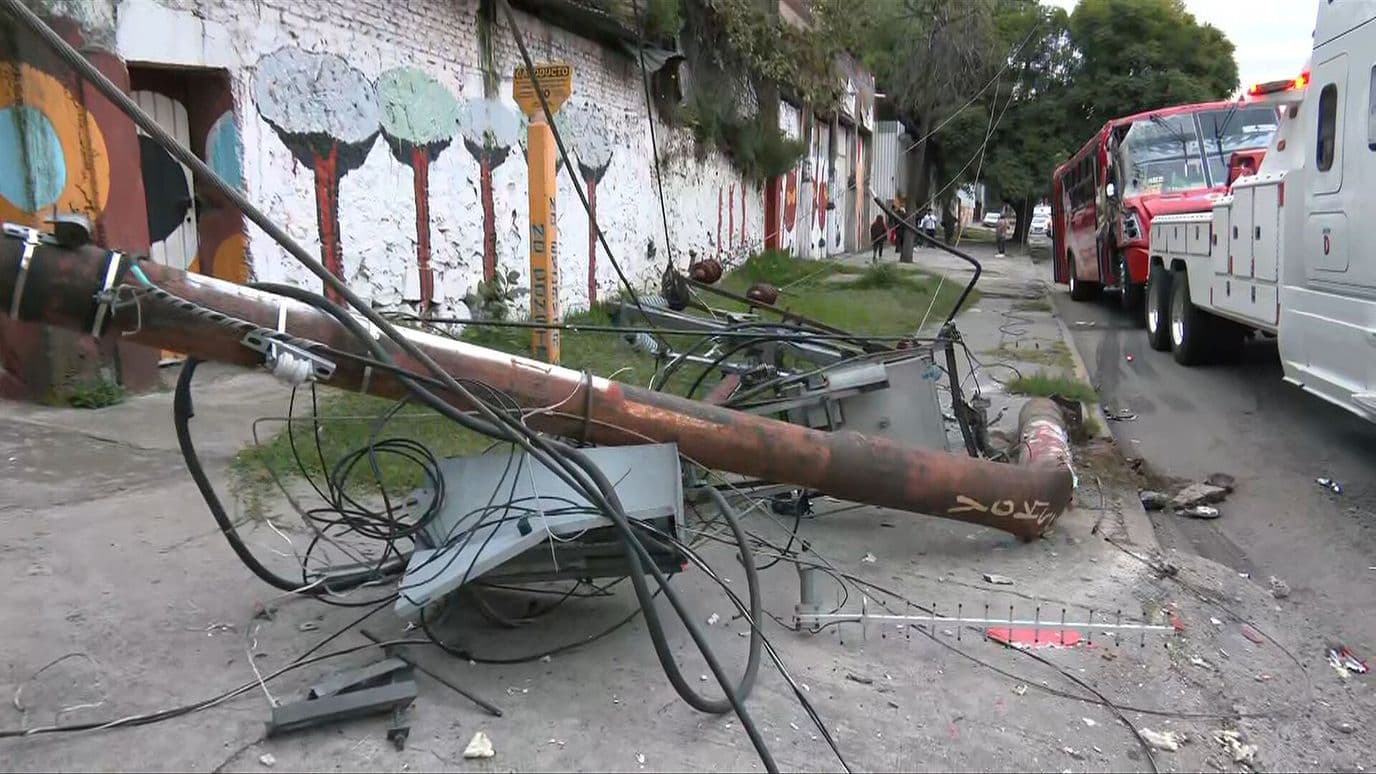 Camión Choca y Derriba Poste de Luz en Ecatepec; Cableado Cae y Lesiona a Dos Peatones