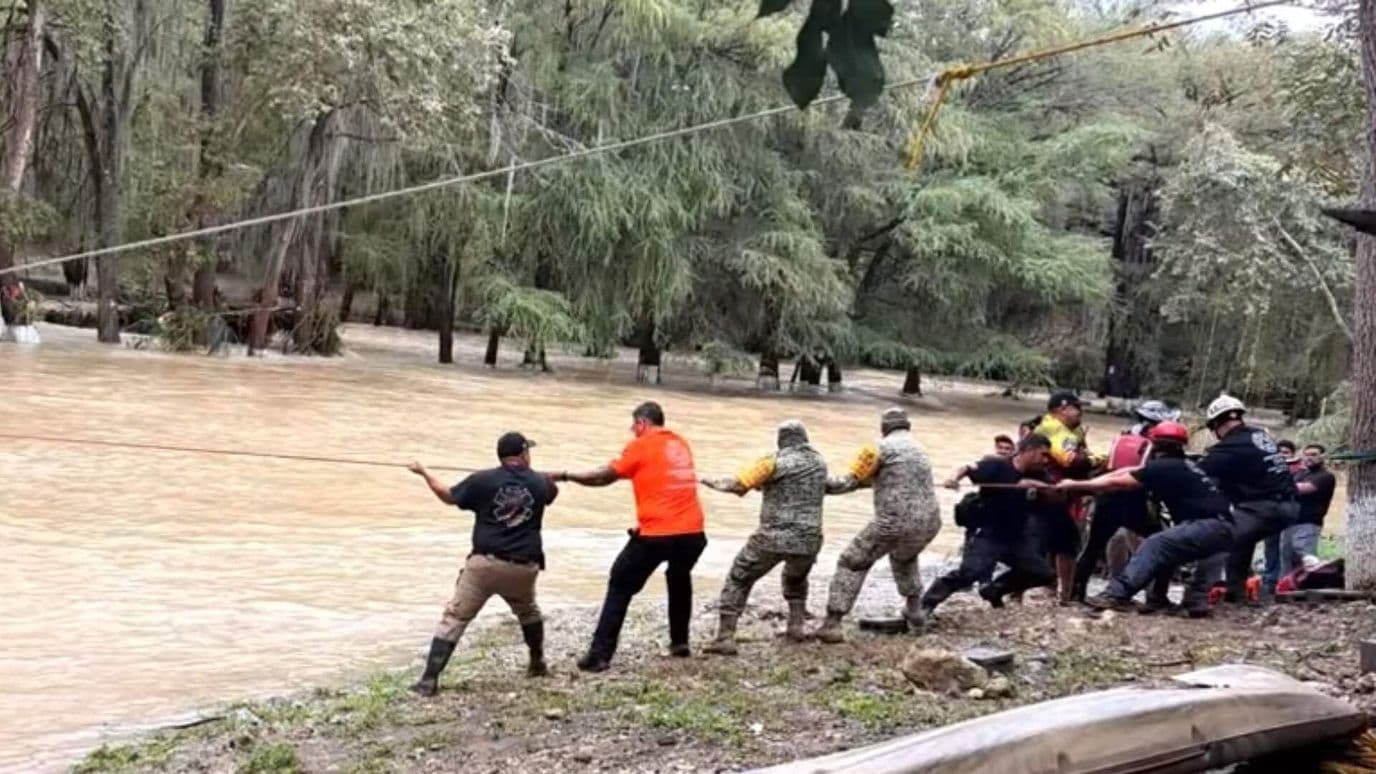 Mujer Queda Atrapada en Corriente de Río San Juan en Santiago, NL