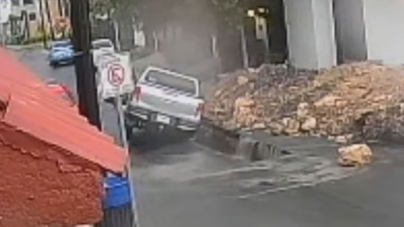 Camioneta Cae en Obra Inconclusa en Col. Colinas de San Jerónimo en Monterrey, NL
