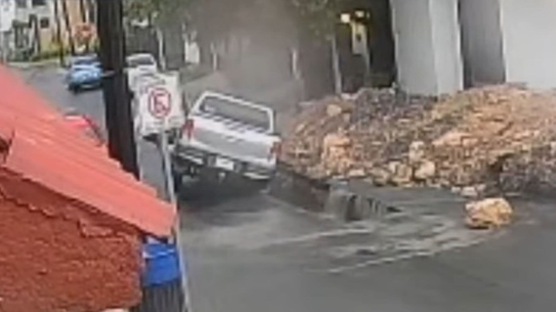 Camioneta Cae en Obra Inconclusa en Col. Colinas de San Jerónimo en Monterrey, NL