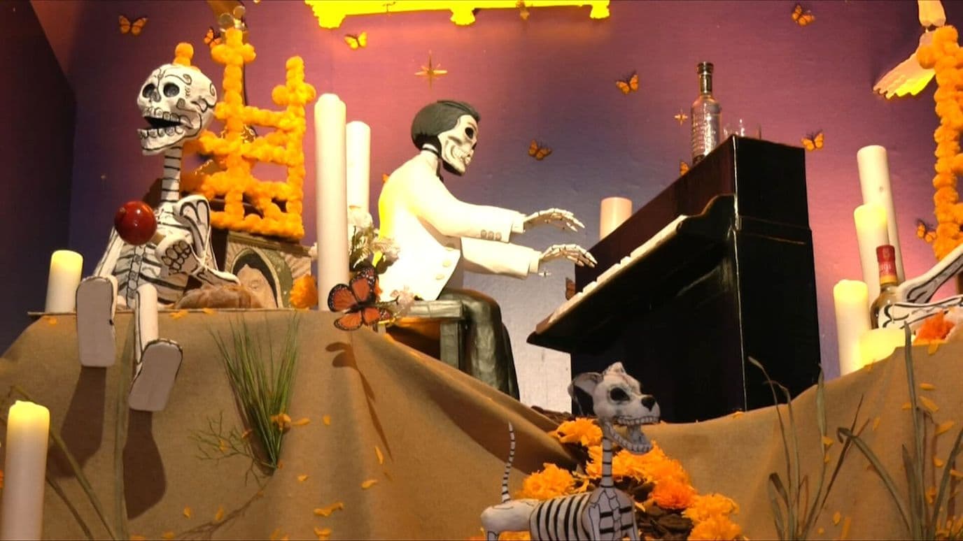 'Es Muy Bonito': Ponen Ofrenda de Día de Muertos en Honor a Agustín Lara en España