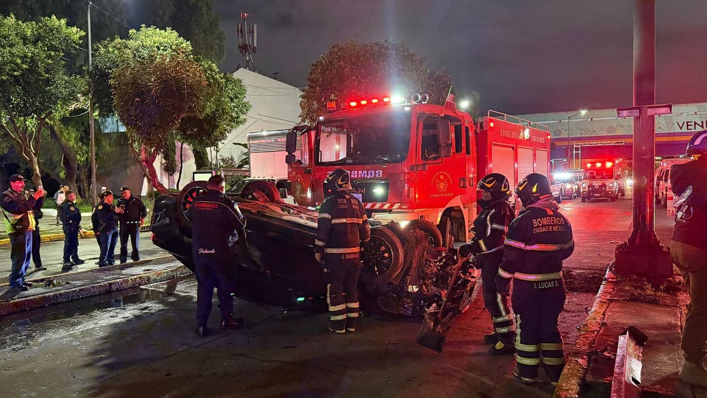 Auto Vuelca en Fray Servando tras Chocar Contra la Base de un Poste
