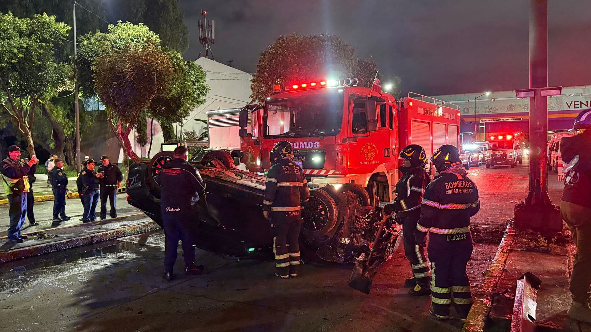 Auto Vuelca en Fray Servando tras Chocar Contra la Base de un Poste