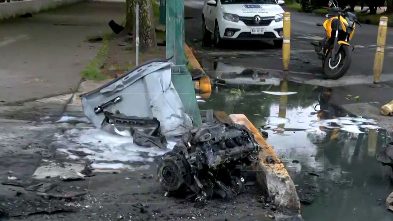 Choque Entre Dos Camionetas Terminó con una Unidad Incendiada en Avenida Camarones, CDMX