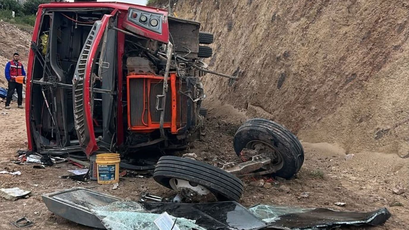 Vuelca Camión que Transportaba Trabajadores en Querétaro; Moviliza a Emergencias