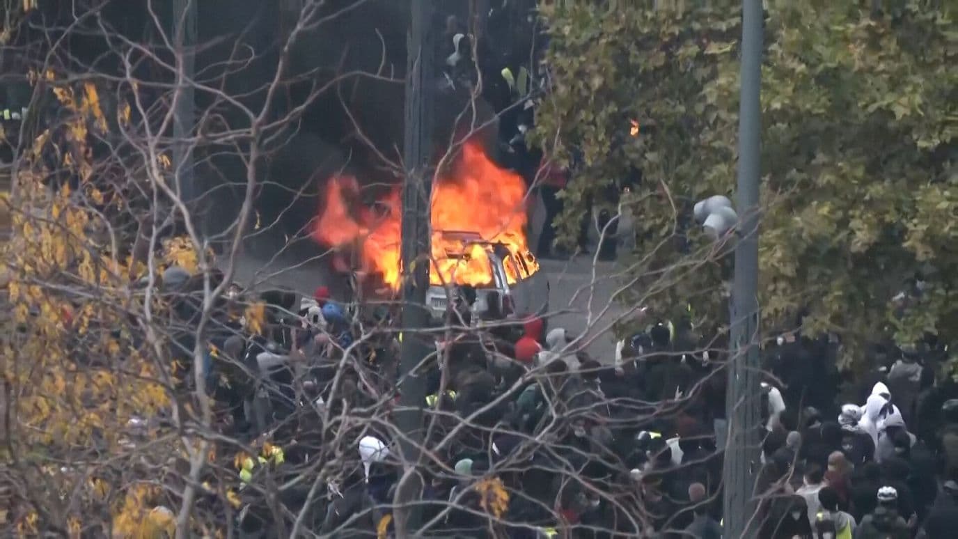 Protestan en París por Alto Precio de la Vida
