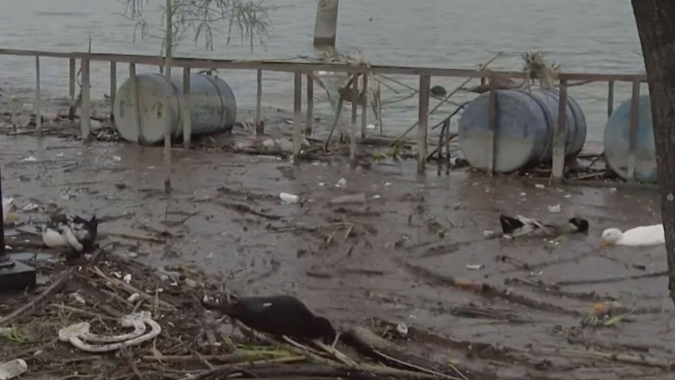 Aparece Basura en Orillas de Presa La Boca Después de Fuertes Lluvias en Santiago, NL