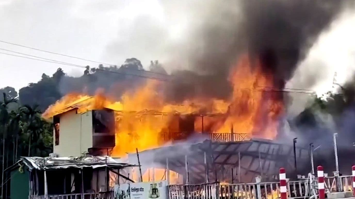 Incendio Arrasa Complejo Acuático en Bangladés; Mueren 10 Personas