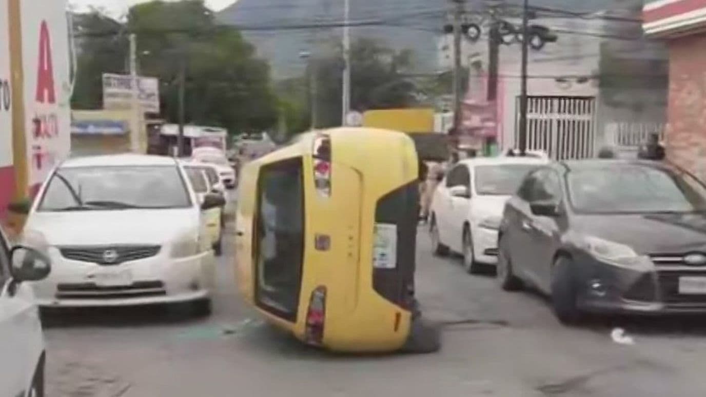 Vuelca Vehículo en Col. San Rafael en Guadalupe