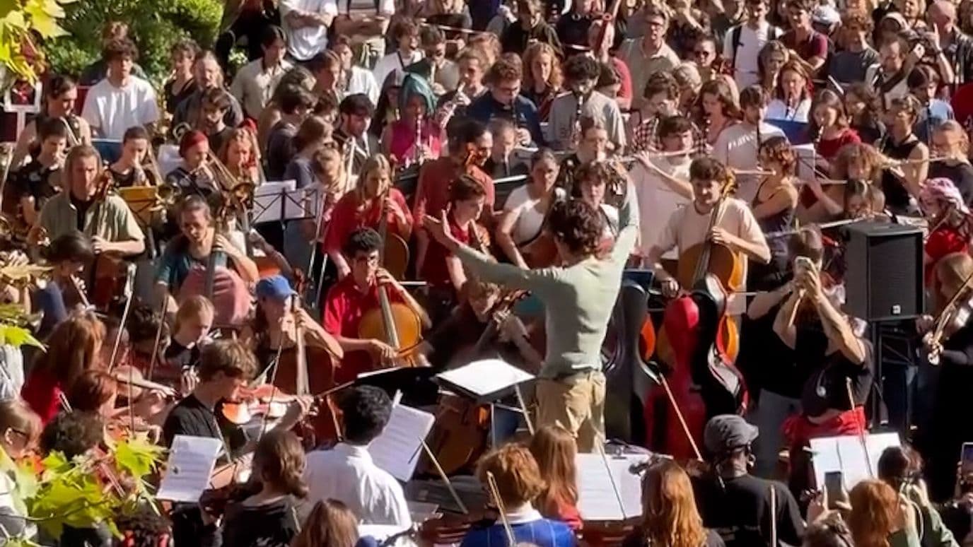 Orquesta Toca el Tema de 'Avengers' en Protestas de Francia