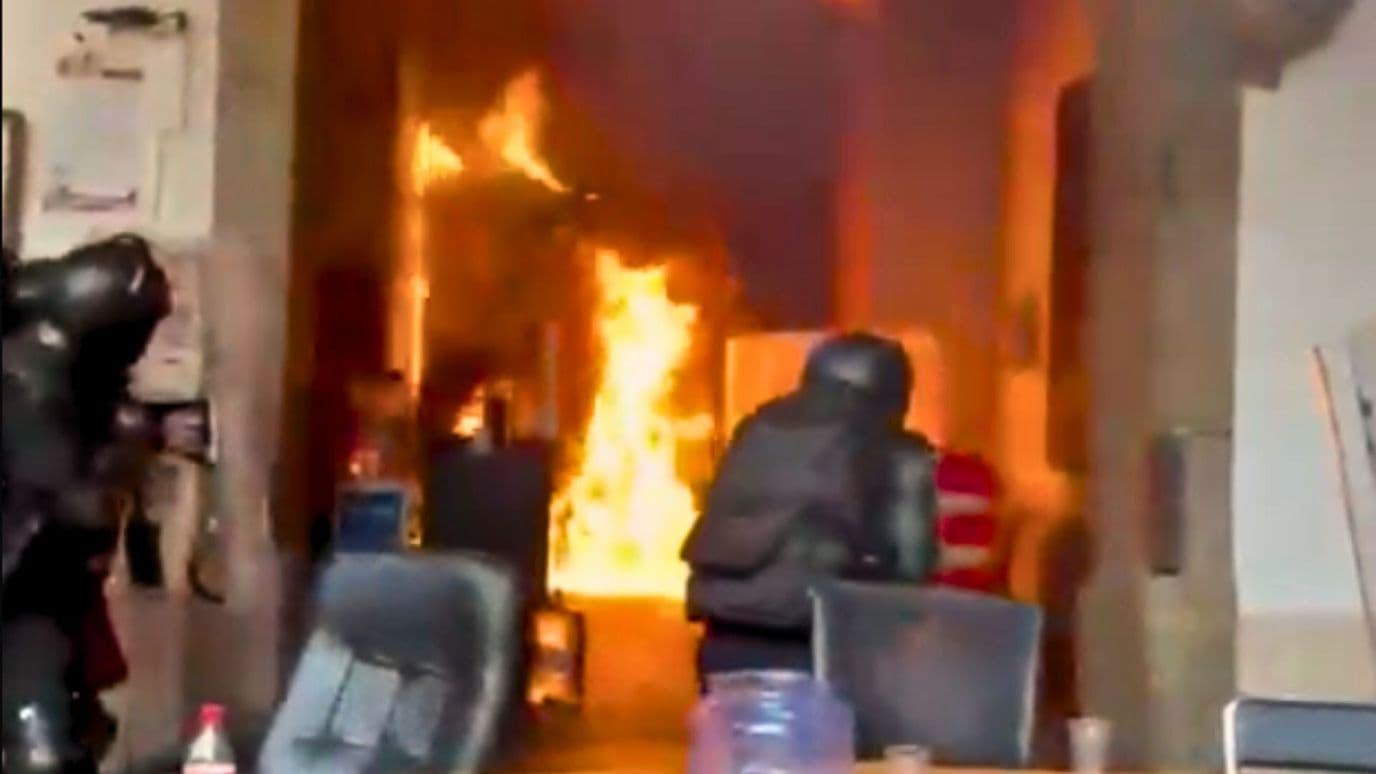 Prenden Fuego a Puerta de Ingreso del Congreso de Jalisco