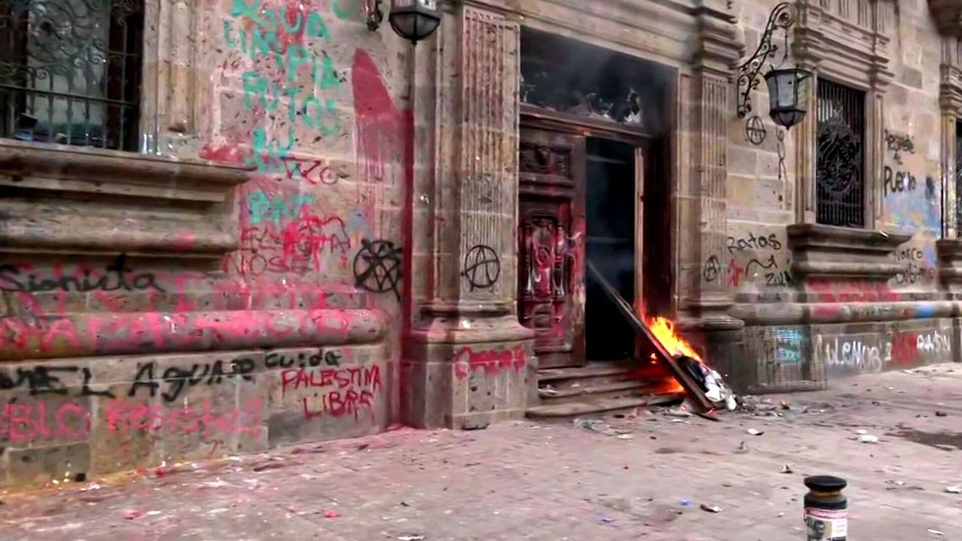 Incendian y Derriban Parte de la Puerta del Palacio de Gobierno de Jalisco