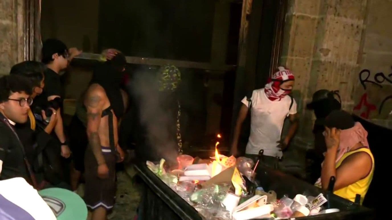 Manifestantes Derriban Puerta e Ingresan al Palacio de Gobierno de Jalisco
