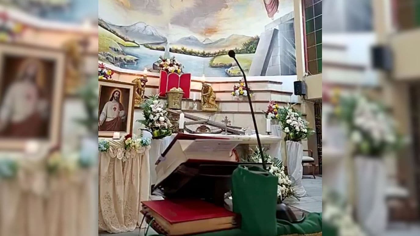 Sacerdote Muere al Caerle un Enorme Cristo Durante Misa en Guayaquil, Ecuador