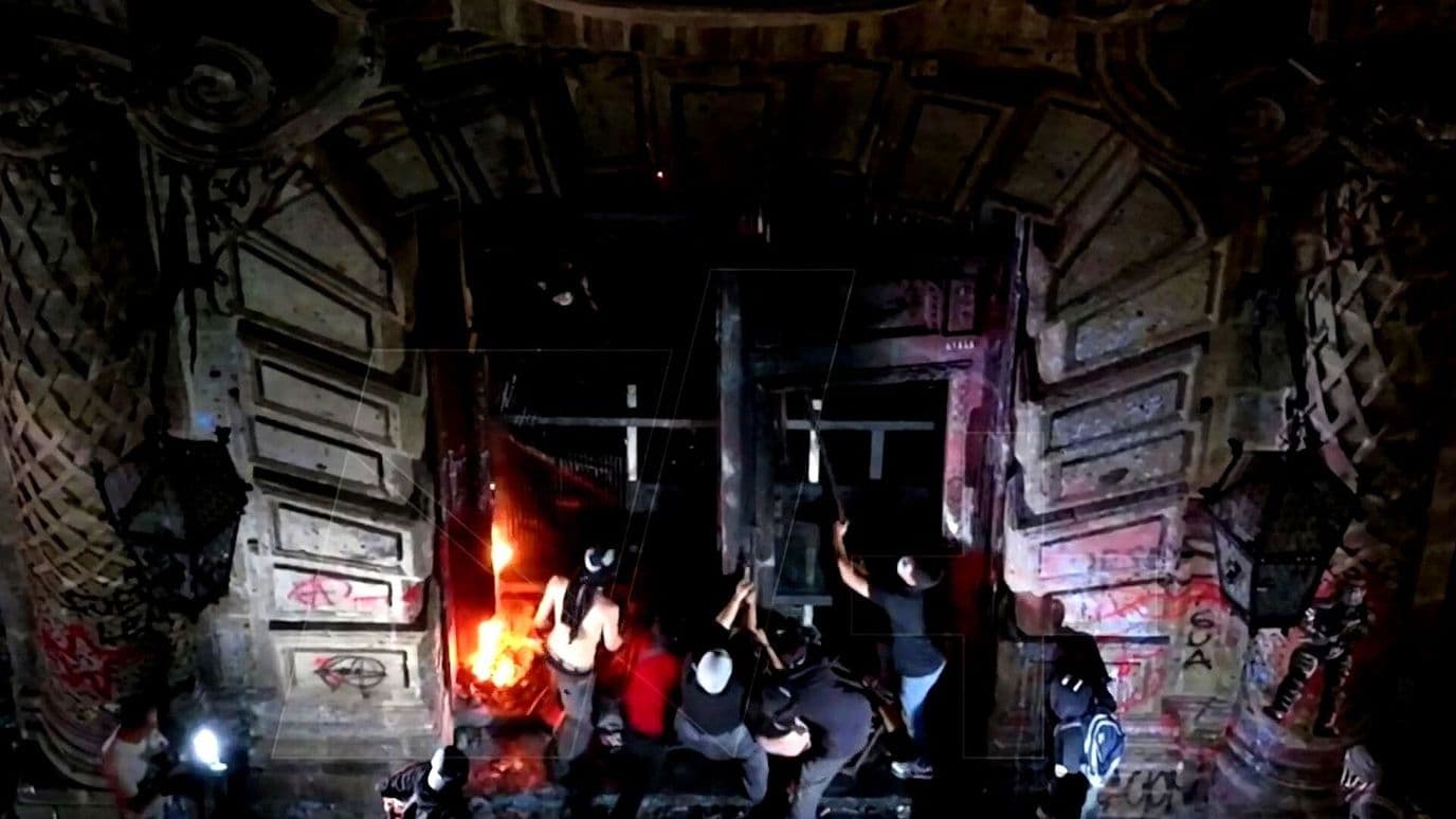 Encapuchados Incendian Puertas de Palacio de Gobierno Tras Horas de Disturbios en Jalisco