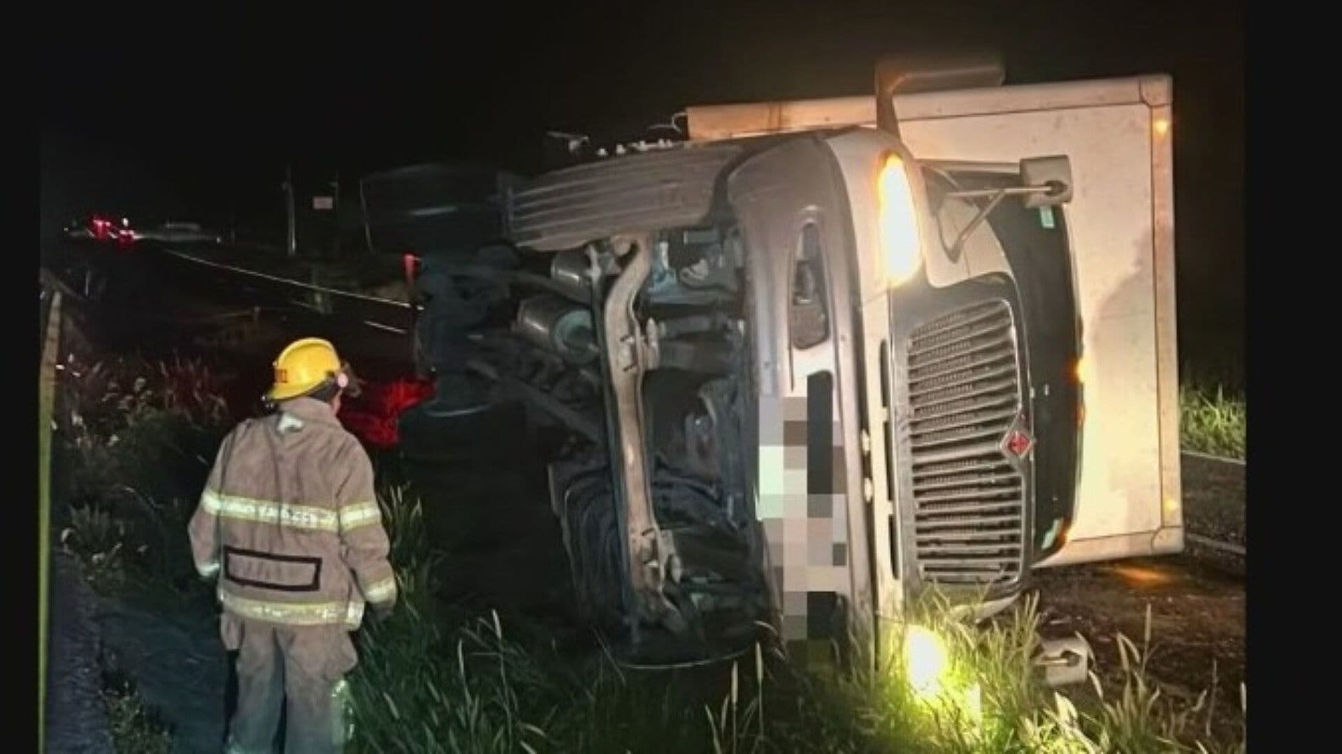Vuelca Camión de Paquetería; Hay Un Herido en Carretera Nacional