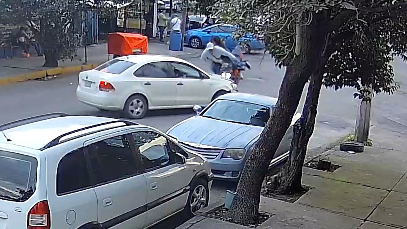 Motociclistas Sin Casco Chocan y Salen Volando