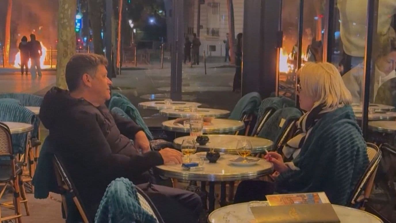 Pareja Bebe Tranquilamente Durante Disturbios en París