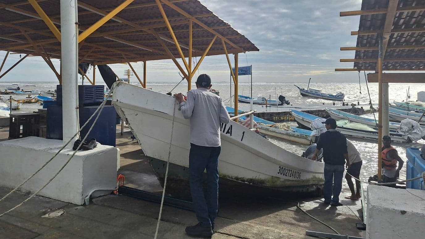 Pescadores Rescatan Embarcación Hundida por la Fuerte Marejada en Veracruz