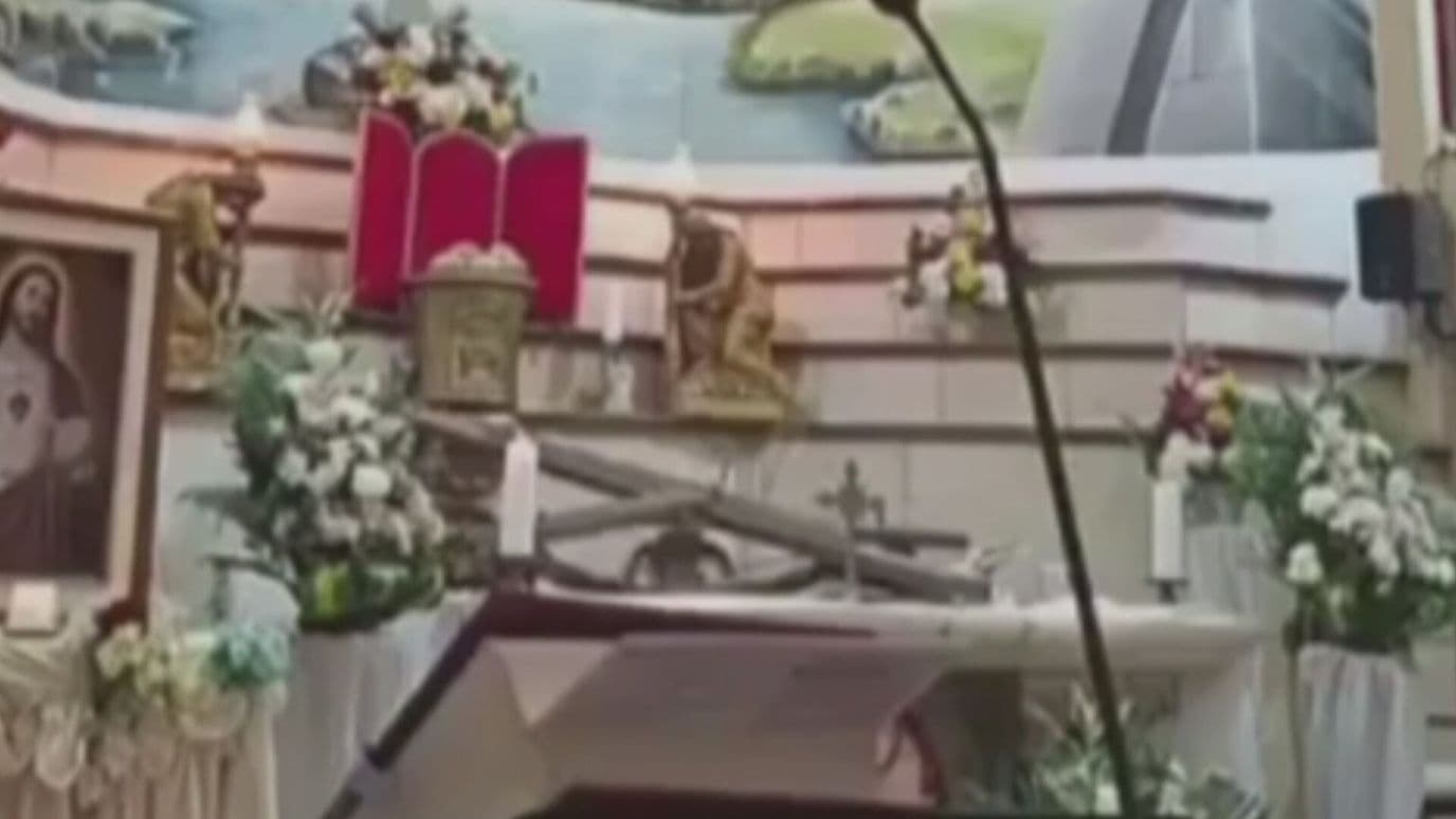 Video | Sacerdote Muere tras Caída de Enorme Cristo