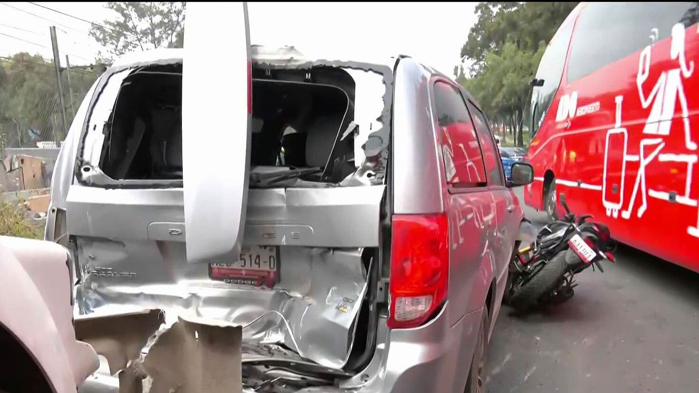 Choque en Calzada Ignacio Zaragoza: Tráiler Impacta Varios Vehículos y Deja Cuatro Heridos