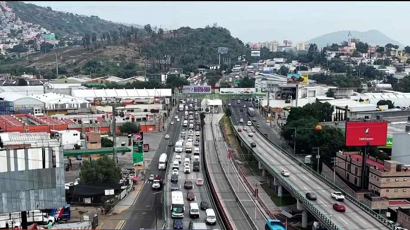 Así se Ve desde el Aire la Volcadura de Tráiler que Provoca Caos Vial en la México-Pachuca