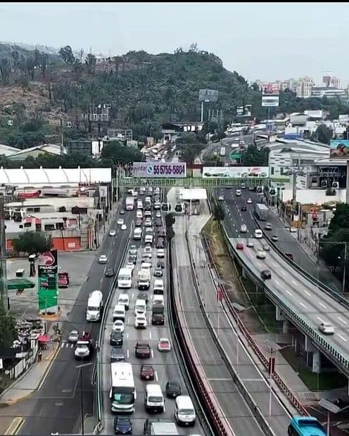 Así se Ve desde el Aire la Volcadura de Tráiler que Provoca Caos Vial en la México-Pachuca