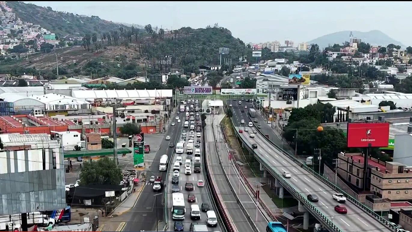 Así se Ve desde el Aire la Volcadura de Tráiler que Provoca Caos Vial en la México-Pachuca