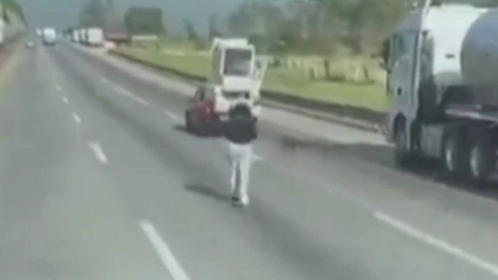 Video | Captan a Mujer Corriendo en la Autopista México-Querétaro