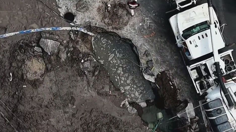 Así se Ve desde el Aire el Socavón que Afecta la Circulación en Iztacalco