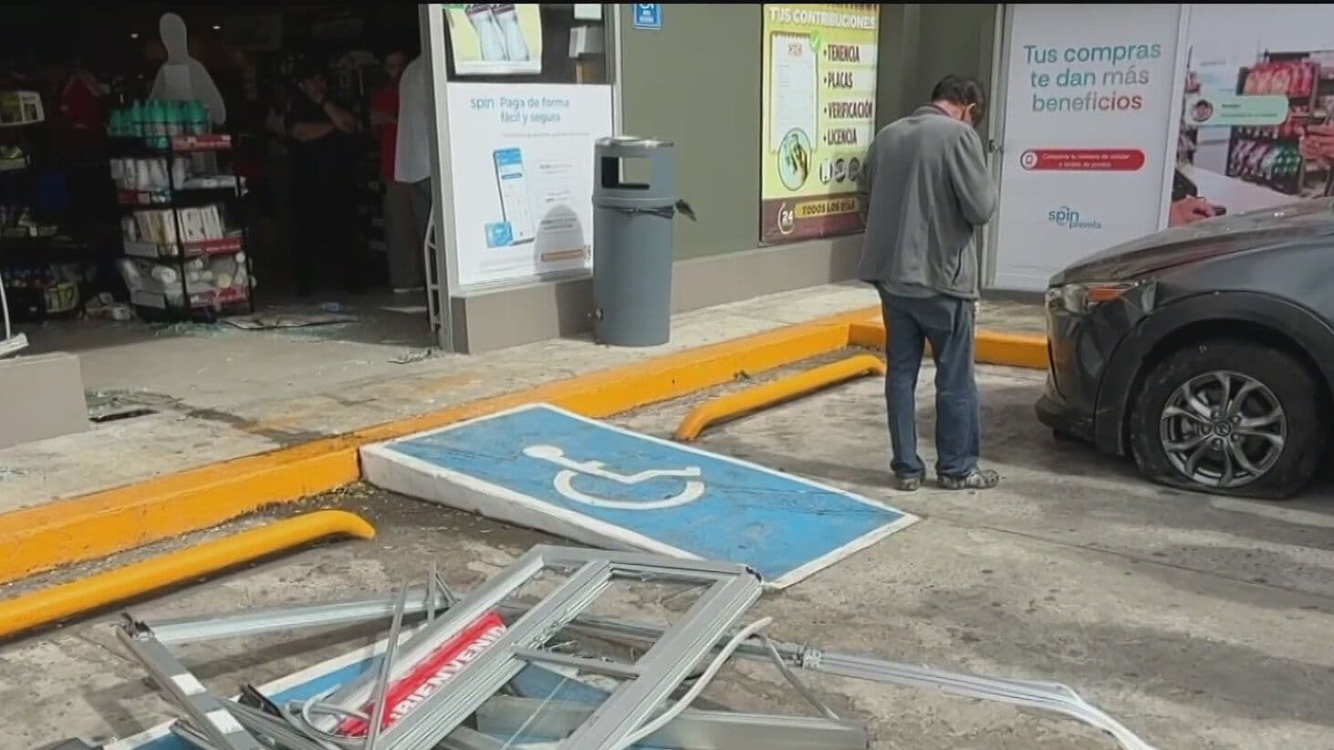 Conductora Entra con su Auto a Tienda de Conveniencia en Veracruz y Destroza Anaqueles