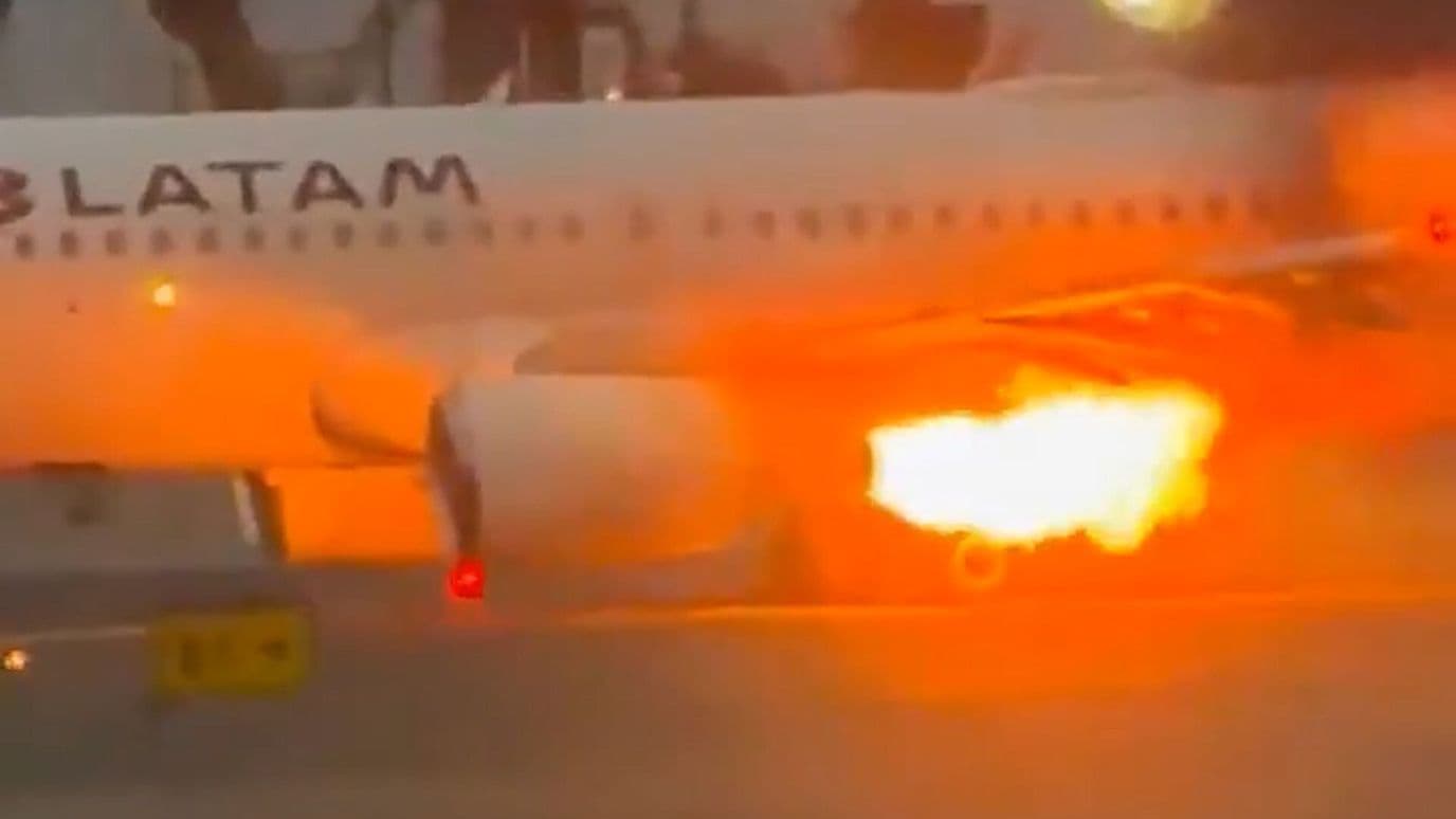 Ala de Avión se Incendia Justo Antes de Despegar