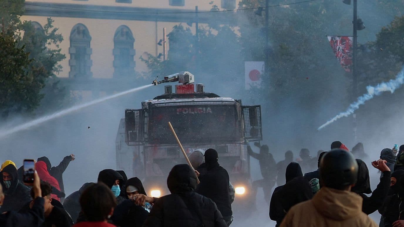 Cañones de Agua contra Protesta por la Educación en Albania