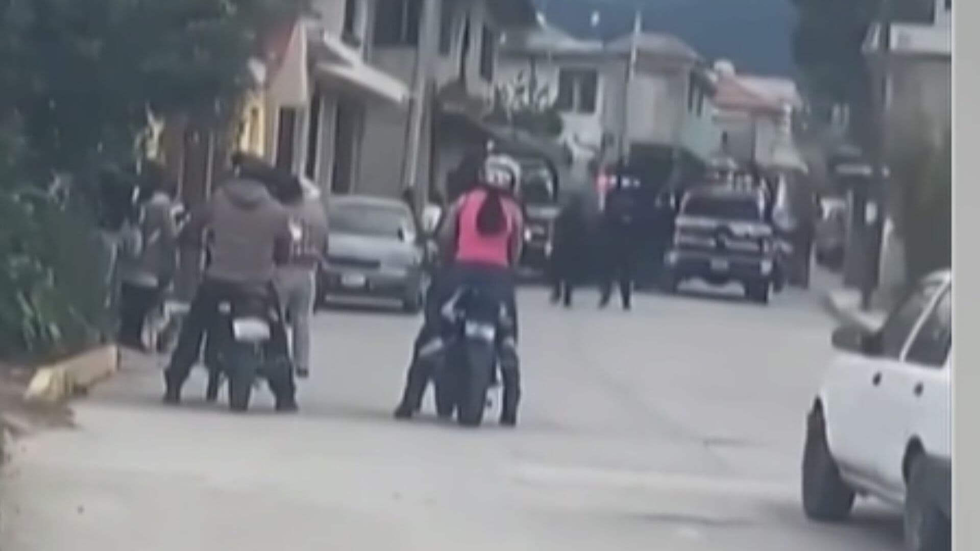 Pobladores Enfrentan a Policías con Palos y Piedras en Tlaxcala