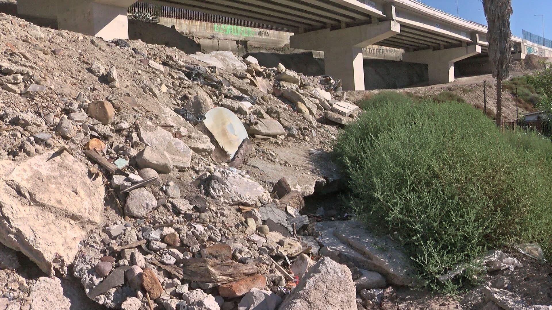 Vecinos de la Colonia Libertad Denuncian Escombros en Arroyo Cañón Otay en Tijuana